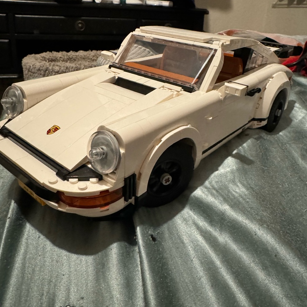 Selling this Lego, no box and still has a bag of Lego pieces which I’ll add.